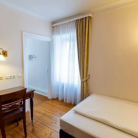 Otel Schloss Neckarbischofsheim